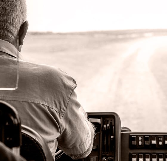 Homme conduisant un autobus