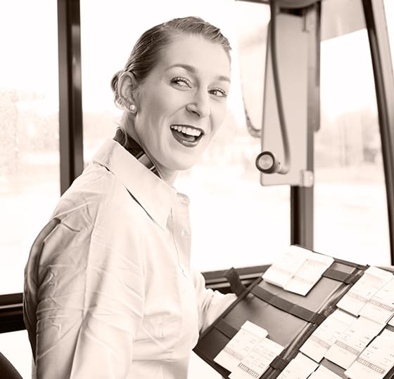 Conductrice d'autobus au volant