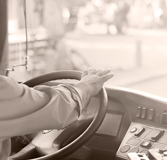 Conductrice d'autobus au volant